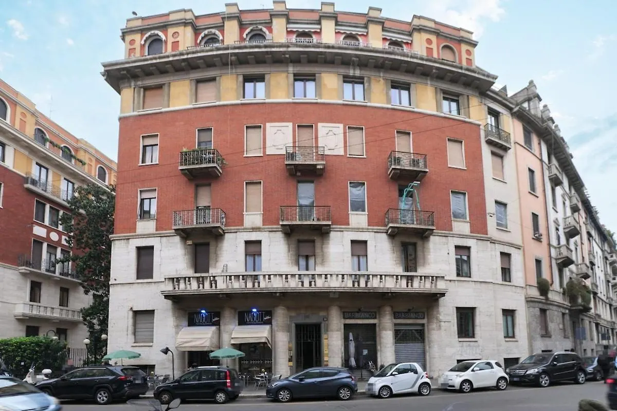 Light and Style in the Heart of Milan Apartment 0*,